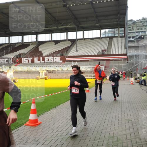 07.12.2025 - St. Pauli X-Mass-Run No. 15 Fabian Wolf http://msf.ph/oto/9397940 07.12.2025 10:48:03 Ziel 282, 472, 513, 553, 1195, 2146, 2147, 2608, 2611, 4863 meine-sportfotos.de