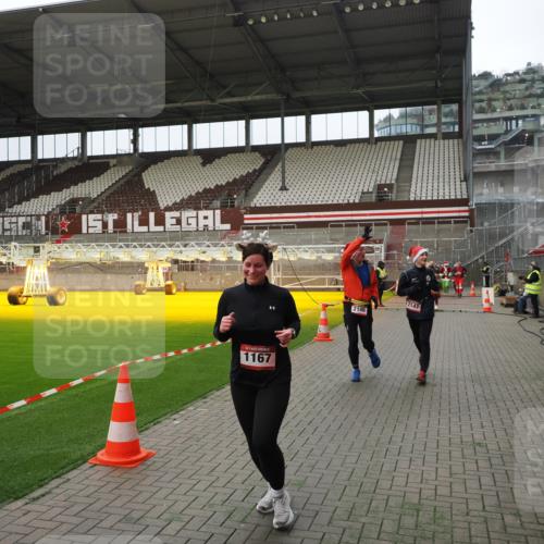 07.12.2025 - St. Pauli X-Mass-Run No. 15 Fabian Wolf http://msf.ph/oto/9397941 07.12.2025 10:48:03 Ziel 282, 472, 513, 553, 1195, 2146, 2147, 2608, 2611, 4863 meine-sportfotos.de