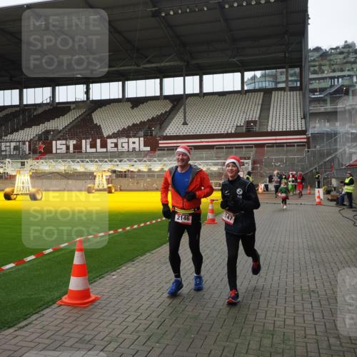 07.12.2025 - St. Pauli X-Mass-Run No. 15 Fabian Wolf http://msf.ph/oto/9397944 07.12.2025 10:48:05 Ziel 282, 472, 513, 553, 1195, 2028, 2146, 2147, 2501, 2608, 2611, 4229 meine-sportfotos.de
