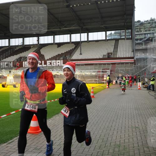 07.12.2025 - St. Pauli X-Mass-Run No. 15 Fabian Wolf http://msf.ph/oto/9397948 07.12.2025 10:48:05 Ziel 282, 472, 513, 553, 1195, 2028, 2146, 2147, 2501, 2608, 2611, 4229 meine-sportfotos.de