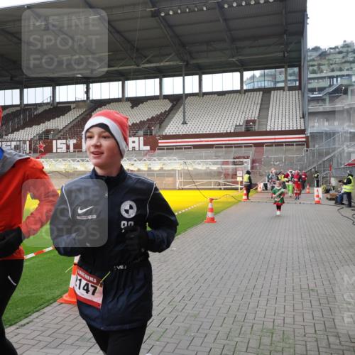 07.12.2025 - St. Pauli X-Mass-Run No. 15 Fabian Wolf http://msf.ph/oto/9397949 07.12.2025 10:48:06 Ziel 472, 513, 553, 1195, 2028, 2146, 2147, 2339, 2501, 2608, 2611, 3018, 3598, 4229 meine-sportfotos.de