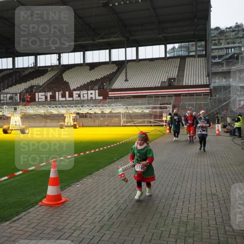 07.12.2025 - St. Pauli X-Mass-Run No. 15 Fabian Wolf http://msf.ph/oto/9397961 07.12.2025 10:48:09 Ziel 472, 1195, 2028, 2146, 2147, 2339, 2501, 3018, 3598, 4229 meine-sportfotos.de