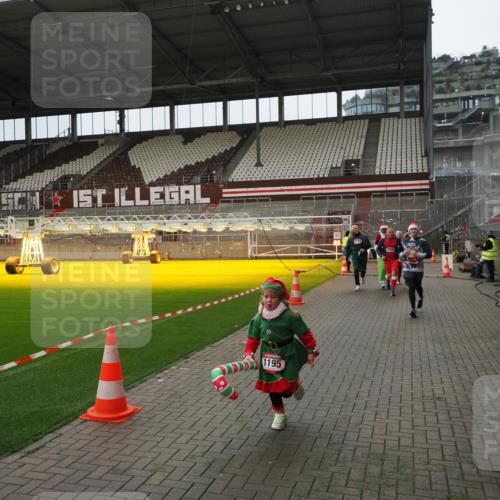 07.12.2025 - St. Pauli X-Mass-Run No. 15 Fabian Wolf http://msf.ph/oto/9397962 07.12.2025 10:48:10 Ziel 472, 876, 1195, 2028, 2146, 2147, 2339, 2501, 3018, 3598, 4229 meine-sportfotos.de