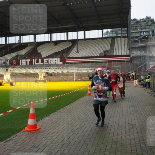 07.12.2025 - St. Pauli X-Mass-Run No. 15 Fabian Wolf http://msf.ph/oto/9397966 07.12.2025 10:48:11 Ziel 472, 876, 1195, 2028, 2146, 2147, 2339, 2501, 3018, 3598, 4229 meine-sportfotos.de
