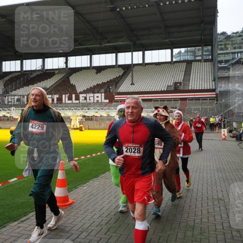 07.12.2025 - St. Pauli X-Mass-Run No. 15 Fabian Wolf http://msf.ph/oto/9397976 07.12.2025 10:48:14 Ziel 472, 876, 1195, 2028, 2146, 2147, 2339, 2501, 3018, 3598, 4229 meine-sportfotos.de
