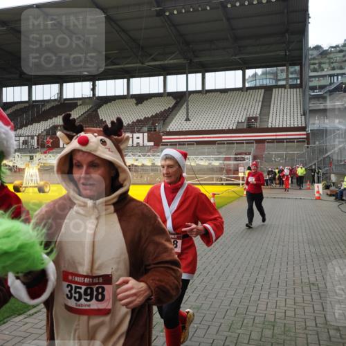07.12.2025 - St. Pauli X-Mass-Run No. 15 Fabian Wolf http://msf.ph/oto/9397982 07.12.2025 10:48:15 Ziel 876, 1195, 2028, 2146, 2147, 2339, 2501, 3018, 3598, 4229 meine-sportfotos.de