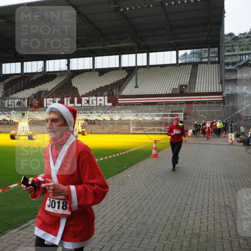 07.12.2025 - St. Pauli X-Mass-Run No. 15 Fabian Wolf http://msf.ph/oto/9397984 07.12.2025 10:48:16 Ziel 876, 1195, 2028, 2146, 2147, 2339, 2501, 2803, 3018, 3598, 4229 meine-sportfotos.de