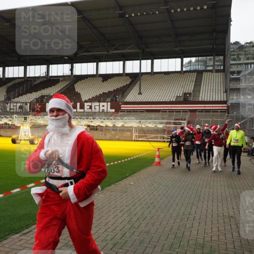 07.12.2025 - St. Pauli X-Mass-Run No. 15 Fabian Wolf http://msf.ph/oto/9397999 07.12.2025 10:48:25 Ziel 577, 876, 1265, 1267, 2028, 2232, 2233, 2235, 2239, 2241, 2339, 2501, 2796, 2797, 2803, 3018, 3598, 4229, 4447, 4598 meine-sportfotos.de