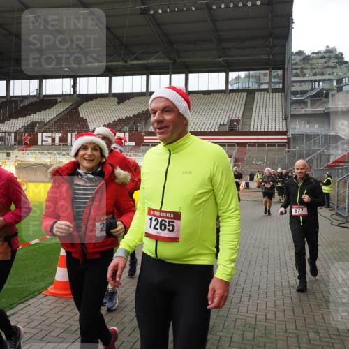 07.12.2025 - St. Pauli X-Mass-Run No. 15 Fabian Wolf http://msf.ph/oto/9398017 07.12.2025 10:48:30 Ziel 233, 290, 577, 633, 876, 935, 1265, 1267, 1515, 1516, 1517, 1521, 2232, 2233, 2235, 2239, 2241, 2796, 2797, 2803, 4447, 4598 meine-sportfotos.de
