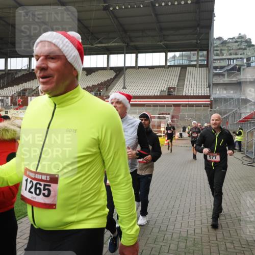 07.12.2025 - St. Pauli X-Mass-Run No. 15 Fabian Wolf http://msf.ph/oto/9398019 07.12.2025 10:48:31 Ziel 233, 290, 577, 633, 935, 1265, 1267, 1515, 1516, 1517, 1521, 2232, 2233, 2235, 2239, 2241, 2796, 2797, 2803, 3017, 3019, 4447, 4598 meine-sportfotos.de