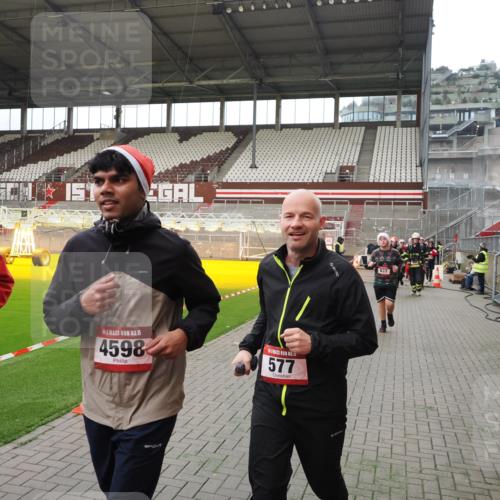 07.12.2025 - St. Pauli X-Mass-Run No. 15 Fabian Wolf http://msf.ph/oto/9398023 07.12.2025 10:48:32 Ziel 233, 290, 577, 633, 935, 1265, 1267, 1515, 1516, 1517, 1521, 2232, 2233, 2235, 2239, 2241, 2796, 2797, 2803, 3017, 3019, 4447, 4598 meine-sportfotos.de