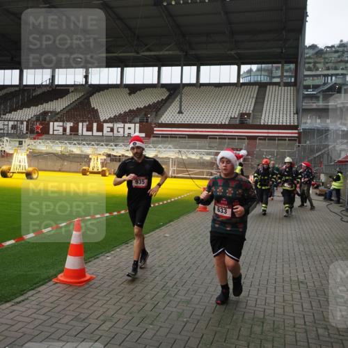 07.12.2025 - St. Pauli X-Mass-Run No. 15 Fabian Wolf http://msf.ph/oto/9398028 07.12.2025 10:48:34 Ziel 233, 290, 577, 633, 935, 1009, 1087, 1265, 1267, 1515, 1516, 1517, 1521, 2232, 2233, 2235, 2239, 2241, 2796, 2797, 2803, 3017, 3019, 4447, 4598 meine-sportfotos.de
