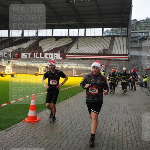 07.12.2025 - St. Pauli X-Mass-Run No. 15 Fabian Wolf http://msf.ph/oto/9398029 07.12.2025 10:48:34 Ziel 233, 290, 577, 633, 935, 1009, 1087, 1265, 1267, 1515, 1516, 1517, 1521, 2232, 2233, 2235, 2239, 2241, 2796, 2797, 2803, 3017, 3019, 4447, 4598 meine-sportfotos.de