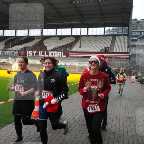 07.12.2025 - St. Pauli X-Mass-Run No. 15 Fabian Wolf http://msf.ph/oto/9398043 07.12.2025 10:48:41 Ziel 233, 290, 577, 592, 633, 935, 1009, 1087, 1188, 1189, 1515, 1516, 1517, 1521, 1895, 2232, 2268, 2269, 3017, 3019, 3346, 4598 meine-sportfotos.de