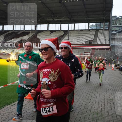 07.12.2025 - St. Pauli X-Mass-Run No. 15 Fabian Wolf http://msf.ph/oto/9398046 07.12.2025 10:48:41 Ziel 233, 290, 577, 592, 633, 935, 1009, 1087, 1188, 1189, 1515, 1516, 1517, 1521, 1895, 2232, 2268, 2269, 3017, 3019, 3346, 4598 meine-sportfotos.de