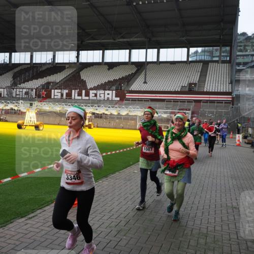 07.12.2025 - St. Pauli X-Mass-Run No. 15 Fabian Wolf http://msf.ph/oto/9398052 07.12.2025 10:48:43 Ziel 233, 290, 590, 592, 633, 935, 1009, 1087, 1188, 1189, 1515, 1516, 1517, 1521, 1895, 2268, 2269, 2512, 3017, 3019, 3346 meine-sportfotos.de
