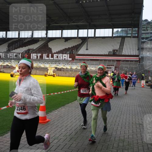 07.12.2025 - St. Pauli X-Mass-Run No. 15 Fabian Wolf http://msf.ph/oto/9398053 07.12.2025 10:48:43 Ziel 233, 290, 590, 592, 633, 935, 1009, 1087, 1188, 1189, 1515, 1516, 1517, 1521, 1895, 2268, 2269, 2512, 3017, 3019, 3346 meine-sportfotos.de