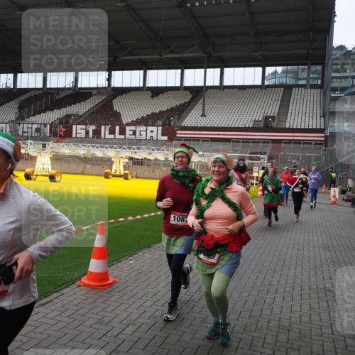 07.12.2025 - St. Pauli X-Mass-Run No. 15 Fabian Wolf http://msf.ph/oto/9398054 07.12.2025 10:48:43 Ziel 233, 290, 590, 592, 633, 935, 1009, 1087, 1188, 1189, 1515, 1516, 1517, 1521, 1895, 2268, 2269, 2512, 3017, 3019, 3346 meine-sportfotos.de