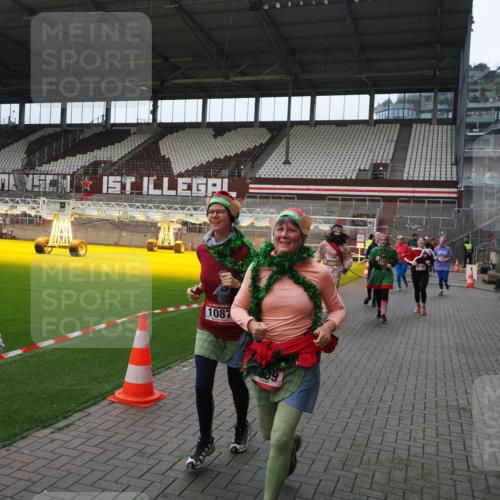 07.12.2025 - St. Pauli X-Mass-Run No. 15 Fabian Wolf http://msf.ph/oto/9398055 07.12.2025 10:48:43 Ziel 233, 290, 590, 592, 633, 935, 1009, 1087, 1188, 1189, 1515, 1516, 1517, 1521, 1895, 2268, 2269, 2512, 3017, 3019, 3346 meine-sportfotos.de