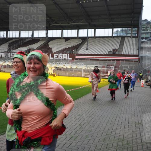 07.12.2025 - St. Pauli X-Mass-Run No. 15 Fabian Wolf http://msf.ph/oto/9398058 07.12.2025 10:48:44 Ziel 233, 290, 590, 592, 633, 935, 1009, 1087, 1188, 1189, 1515, 1516, 1517, 1521, 1895, 2268, 2269, 2512, 2515, 3017, 3019, 3346 meine-sportfotos.de