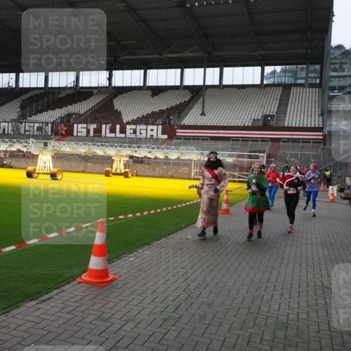 07.12.2025 - St. Pauli X-Mass-Run No. 15 Fabian Wolf http://msf.ph/oto/9398060 07.12.2025 10:48:44 Ziel 233, 290, 590, 592, 633, 935, 1009, 1087, 1188, 1189, 1515, 1516, 1517, 1521, 1895, 2268, 2269, 2512, 2515, 3017, 3019, 3346 meine-sportfotos.de