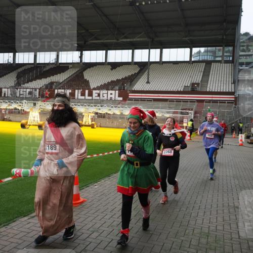 07.12.2025 - St. Pauli X-Mass-Run No. 15 Fabian Wolf http://msf.ph/oto/9398065 07.12.2025 10:48:47 Ziel 233, 290, 590, 592, 935, 1009, 1087, 1188, 1189, 1515, 1516, 1517, 1521, 1895, 2268, 2269, 2512, 2515, 3017, 3019, 3346 meine-sportfotos.de