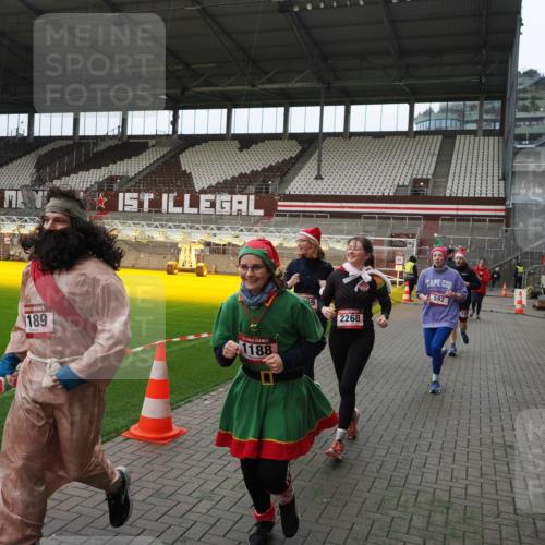 07.12.2025 - St. Pauli X-Mass-Run No. 15 Fabian Wolf http://msf.ph/oto/9398066 07.12.2025 10:48:47 Ziel 233, 290, 590, 592, 935, 1009, 1087, 1188, 1189, 1515, 1516, 1517, 1521, 1895, 2268, 2269, 2512, 2515, 3017, 3019, 3346 meine-sportfotos.de