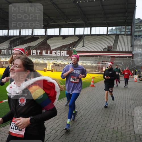07.12.2025 - St. Pauli X-Mass-Run No. 15 Fabian Wolf http://msf.ph/oto/9398072 07.12.2025 10:48:48 Ziel 233, 290, 590, 592, 935, 1009, 1087, 1188, 1189, 1515, 1516, 1517, 1521, 1895, 2268, 2269, 2512, 2515, 3017, 3019, 3346 meine-sportfotos.de