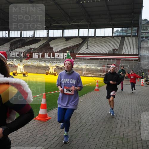 07.12.2025 - St. Pauli X-Mass-Run No. 15 Fabian Wolf http://msf.ph/oto/9398073 07.12.2025 10:48:48 Ziel 233, 290, 590, 592, 935, 1009, 1087, 1188, 1189, 1515, 1516, 1517, 1521, 1895, 2268, 2269, 2512, 2515, 3017, 3019, 3346 meine-sportfotos.de