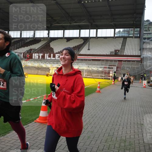 07.12.2025 - St. Pauli X-Mass-Run No. 15 Fabian Wolf http://msf.ph/oto/9398087 07.12.2025 10:48:52 Ziel 379, 590, 592, 1009, 1019, 1087, 1188, 1189, 1895, 2268, 2269, 2512, 2515, 3346 meine-sportfotos.de