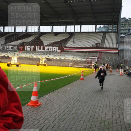 07.12.2025 - St. Pauli X-Mass-Run No. 15 Fabian Wolf http://msf.ph/oto/9398089 07.12.2025 10:48:53 Ziel 379, 590, 592, 1009, 1019, 1087, 1188, 1189, 1895, 2268, 2269, 2512, 2515, 3346 meine-sportfotos.de
