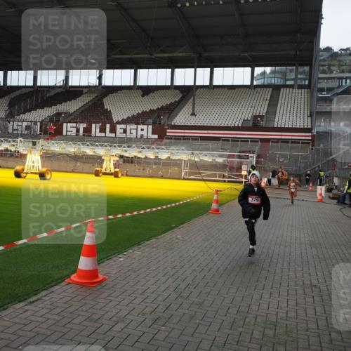 07.12.2025 - St. Pauli X-Mass-Run No. 15 Fabian Wolf http://msf.ph/oto/9398091 07.12.2025 10:48:53 Ziel 379, 590, 592, 1009, 1019, 1087, 1188, 1189, 1895, 2268, 2269, 2512, 2515, 3346 meine-sportfotos.de