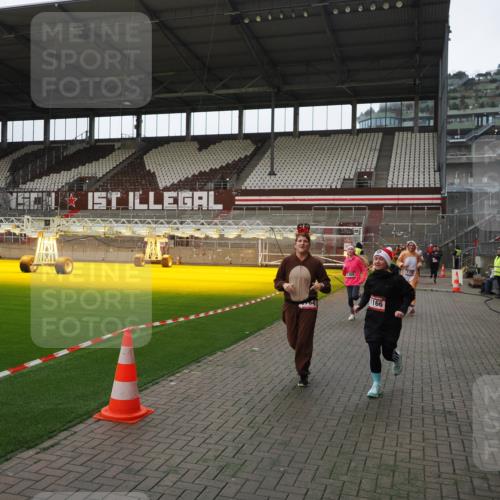 07.12.2025 - St. Pauli X-Mass-Run No. 15 Fabian Wolf http://msf.ph/oto/9398103 07.12.2025 10:49:04 Ziel 191, 194, 379, 471, 1019, 1155, 1164, 1166, 2515, 3369 meine-sportfotos.de
