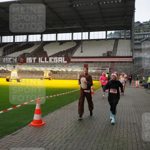 07.12.2025 - St. Pauli X-Mass-Run No. 15 Fabian Wolf http://msf.ph/oto/9398104 07.12.2025 10:49:04 Ziel 191, 194, 379, 471, 1019, 1155, 1164, 1166, 2515, 3369 meine-sportfotos.de