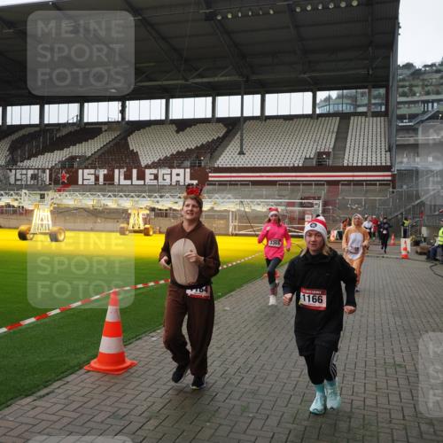 07.12.2025 - St. Pauli X-Mass-Run No. 15 Fabian Wolf http://msf.ph/oto/9398107 07.12.2025 10:49:04 Ziel 191, 194, 379, 471, 1019, 1155, 1164, 1166, 2515, 3369 meine-sportfotos.de