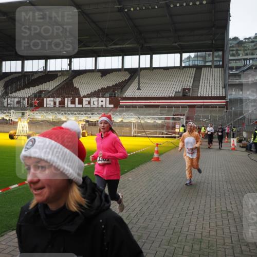 07.12.2025 - St. Pauli X-Mass-Run No. 15 Fabian Wolf http://msf.ph/oto/9398112 07.12.2025 10:49:05 Ziel 191, 194, 379, 471, 1019, 1155, 1164, 1166, 2921, 2933, 3369 meine-sportfotos.de