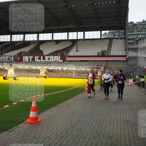 07.12.2025 - St. Pauli X-Mass-Run No. 15 Fabian Wolf http://msf.ph/oto/9398125 07.12.2025 10:49:10 Ziel 191, 194, 379, 471, 1019, 1155, 1164, 1166, 1370, 1372, 2921, 2933, 3366, 3369 meine-sportfotos.de