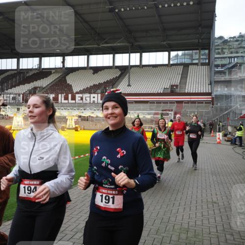 07.12.2025 - St. Pauli X-Mass-Run No. 15 Fabian Wolf http://msf.ph/oto/9398137 07.12.2025 10:49:13 Ziel 191, 194, 471, 1155, 1164, 1166, 1370, 1372, 2764, 2765, 2921, 2933, 3366, 3369 meine-sportfotos.de