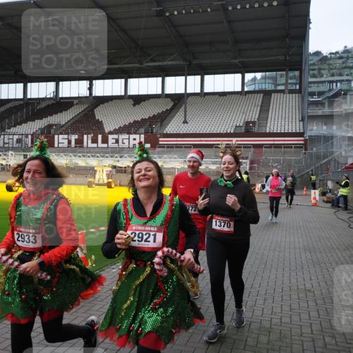 07.12.2025 - St. Pauli X-Mass-Run No. 15 Fabian Wolf http://msf.ph/oto/9398146 07.12.2025 10:49:15 Ziel 191, 194, 471, 1155, 1164, 1166, 1370, 1372, 2764, 2765, 2921, 2933, 3366, 3369 meine-sportfotos.de
