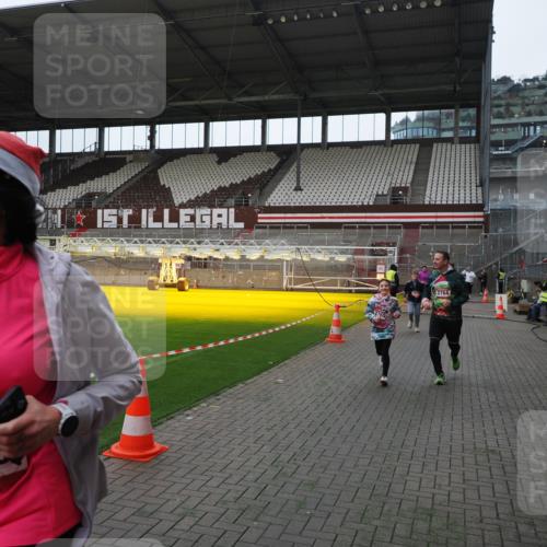 07.12.2025 - St. Pauli X-Mass-Run No. 15 Fabian Wolf http://msf.ph/oto/9398161 07.12.2025 10:49:19 Ziel 191, 194, 471, 1155, 1273, 1274, 1370, 1372, 1663, 2764, 2765, 2921, 2933, 3366, 3369 meine-sportfotos.de