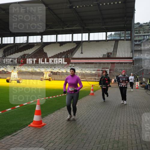 07.12.2025 - St. Pauli X-Mass-Run No. 15 Fabian Wolf http://msf.ph/oto/9398177 07.12.2025 10:49:25 Ziel 890, 1273, 1274, 1370, 1372, 1663, 2299, 2301, 2421, 2764, 2765, 2921, 2933, 3366 meine-sportfotos.de