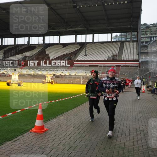 07.12.2025 - St. Pauli X-Mass-Run No. 15 Fabian Wolf http://msf.ph/oto/9398183 07.12.2025 10:49:26 Ziel 157, 890, 1273, 1274, 1370, 1372, 1663, 2299, 2301, 2421, 2764, 2765, 3366 meine-sportfotos.de