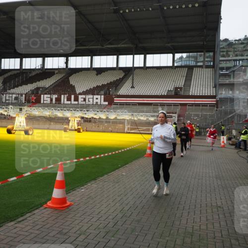 07.12.2025 - St. Pauli X-Mass-Run No. 15 Fabian Wolf http://msf.ph/oto/9398190 07.12.2025 10:49:29 Ziel 157, 890, 1179, 1273, 1274, 1663, 2299, 2301, 2421, 2764, 2765, 3366 meine-sportfotos.de