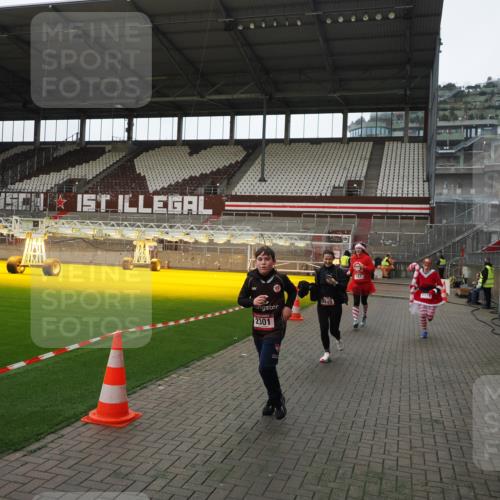 07.12.2025 - St. Pauli X-Mass-Run No. 15 Fabian Wolf http://msf.ph/oto/9398196 07.12.2025 10:49:32 Ziel 157, 890, 1179, 1273, 1274, 1663, 2299, 2301, 2421, 2764, 2765 meine-sportfotos.de
