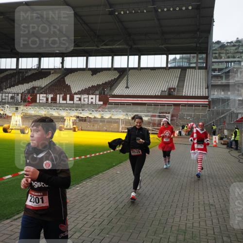 07.12.2025 - St. Pauli X-Mass-Run No. 15 Fabian Wolf http://msf.ph/oto/9398201 07.12.2025 10:49:33 Ziel 157, 890, 1179, 1273, 1274, 1663, 2299, 2301, 2421 meine-sportfotos.de
