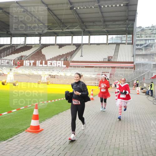 07.12.2025 - St. Pauli X-Mass-Run No. 15 Fabian Wolf http://msf.ph/oto/9398203 07.12.2025 10:49:33 Ziel 157, 890, 1179, 1273, 1274, 1663, 2299, 2301, 2421 meine-sportfotos.de