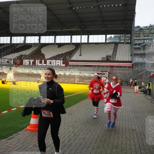 07.12.2025 - St. Pauli X-Mass-Run No. 15 Fabian Wolf http://msf.ph/oto/9398206 07.12.2025 10:49:34 Ziel 157, 890, 1179, 1273, 1274, 1663, 2299, 2301, 2421 meine-sportfotos.de