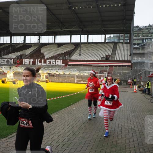 07.12.2025 - St. Pauli X-Mass-Run No. 15 Fabian Wolf http://msf.ph/oto/9398207 07.12.2025 10:49:34 Ziel 157, 890, 1179, 1273, 1274, 1663, 2299, 2301, 2421 meine-sportfotos.de