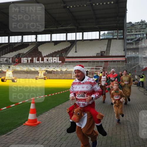 07.12.2025 - St. Pauli X-Mass-Run No. 15 Fabian Wolf http://msf.ph/oto/9398220 07.12.2025 10:49:48 Ziel 916, 1035, 1232, 2100, 2201, 2338, 2340, 2341, 2777, 2779, 3030, 3380 meine-sportfotos.de