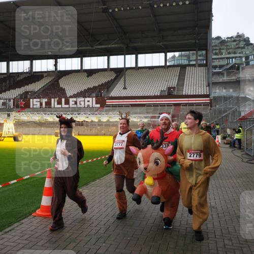 07.12.2025 - St. Pauli X-Mass-Run No. 15 Fabian Wolf http://msf.ph/oto/9398226 07.12.2025 10:49:50 Ziel 916, 1035, 1232, 2100, 2201, 2338, 2340, 2341, 2777, 2779, 3026, 3030, 3380 meine-sportfotos.de